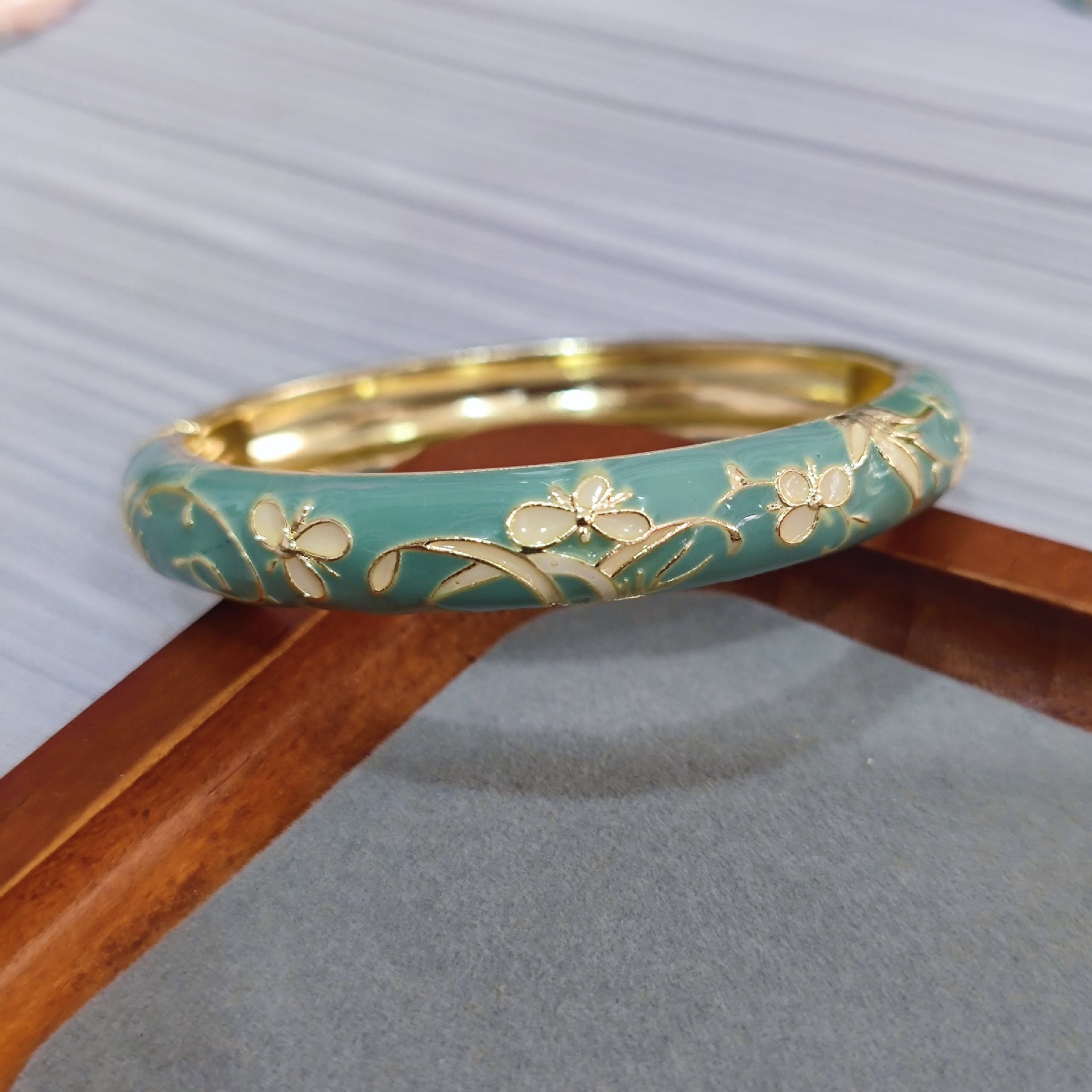 Open cuff bangle Enamel floral - Coordinates Bracelet 评论和价格